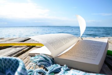 Descubre una selección de libros en español perfectos para tus largos viajes. Desde clásicos de la literatura española hasta autores contemporáneos y latinoamericanos destacados, encuentra la lectura ideal para disfrutar durante tus aventuras.